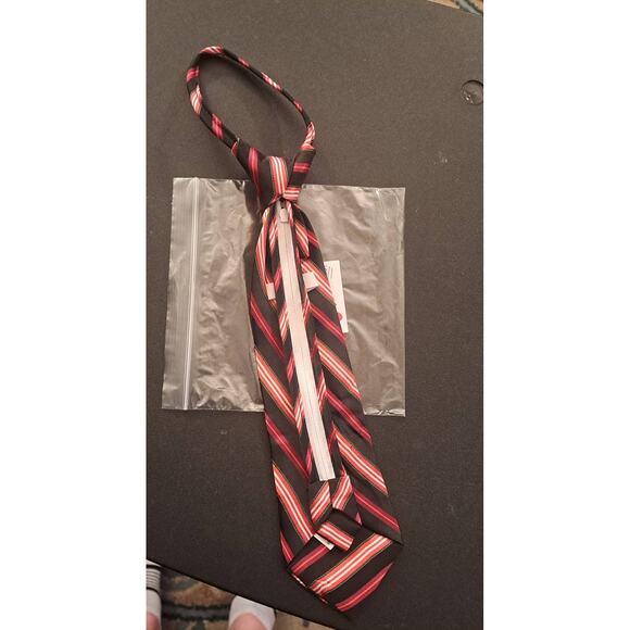 Boys 8/10 Zippered Pre-tied Neck Tie - Picture 5 of 5